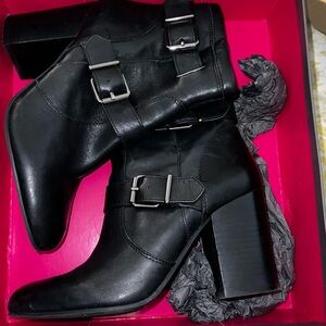 Vince Camuto Simlee Ankle Boots Black Leather w silver buckles